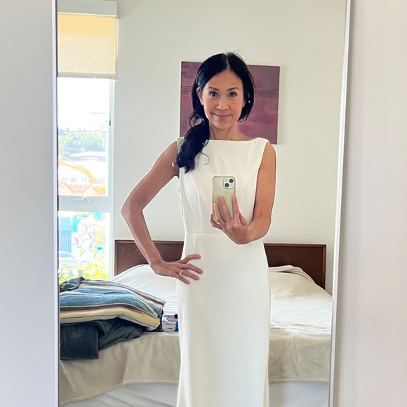 Simple white wedding dress with bateau neckline - Picture 10 of 10